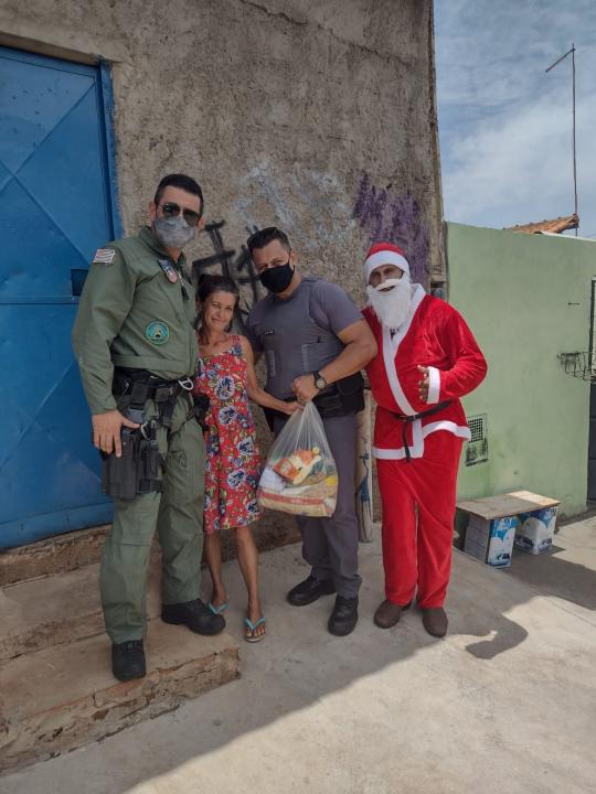 Foto 10 de 31 — Campanha Natal Solidário entrega 250 cestas básicas em Américo Brasiliense